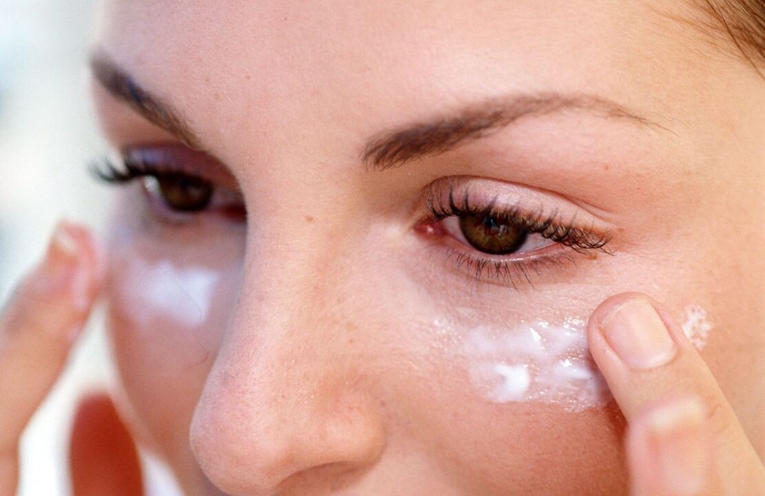 aplicar creme para rejuvenescer a pele ao redor dos olhos