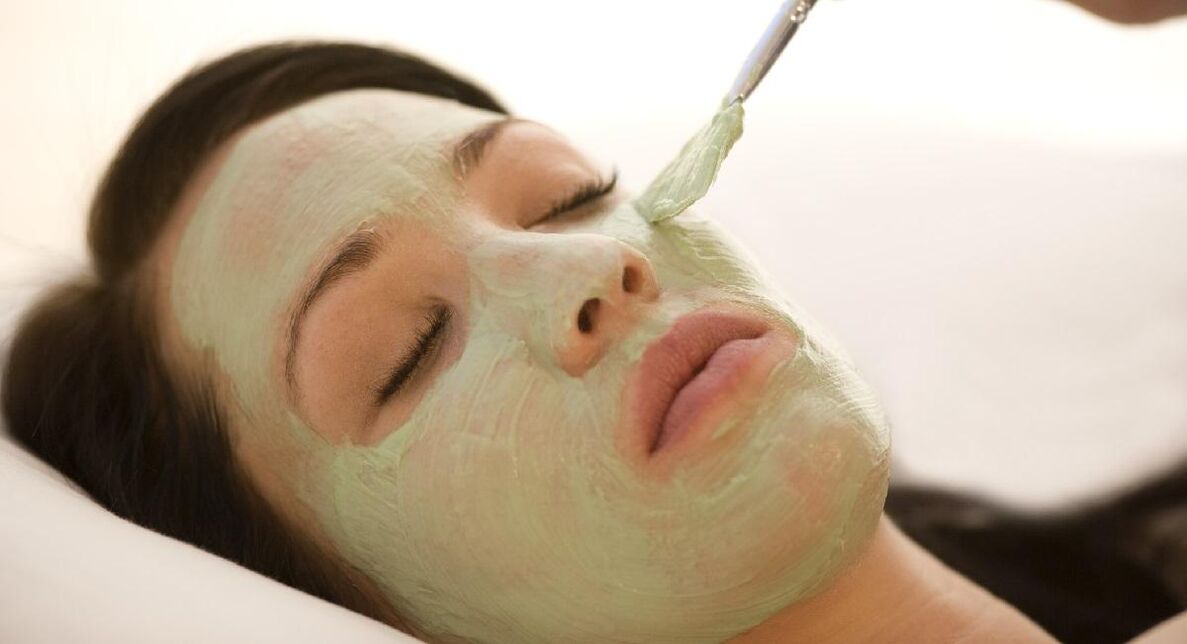 Máscara facial refrescante com pepino, caulim e leite de coco